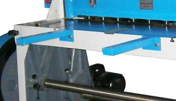 Metal Master ETG 1330  Увеличенный рабочий стол  Наличие двух специальных опор позволяет удобно работать с крупногабаритными листами металла 